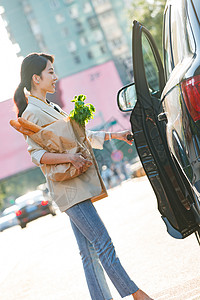 购物后的青年女人图片