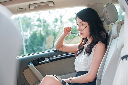 坐在汽车里的漂亮青年女人图片