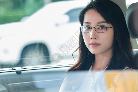 坐在汽车里的漂亮青年女人图片