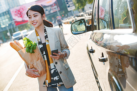 购物后的青年女人图片