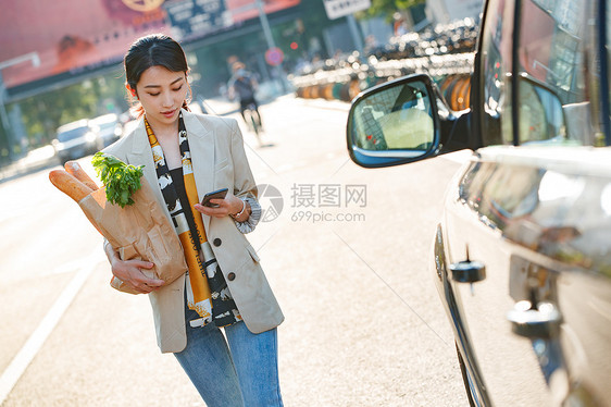 购物后的青年女人图片