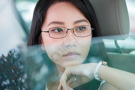 青年女人坐在汽车里向外看图片