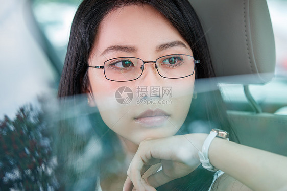 青年女人坐在汽车里向外看图片