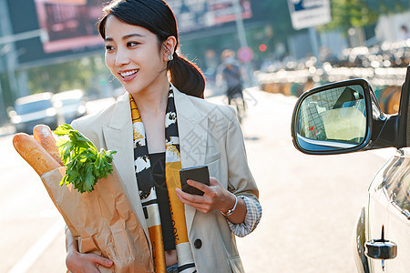 购物后的青年女人图片