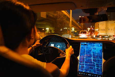 司机夜晚开车图片