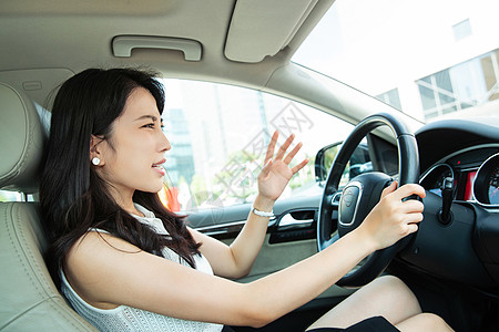 路怒驾车生气的青年女人背景