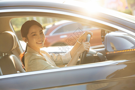 快乐的青年女人开车图片