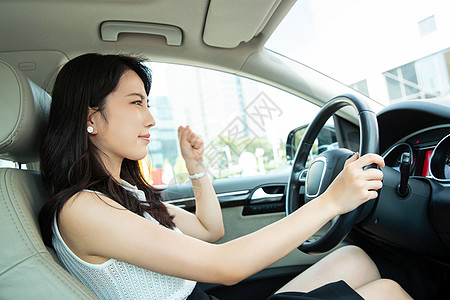 驾车生气的青年女人图片