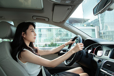 漂亮的青年女人开车图片