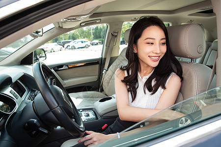 驾车前准备系安全带的青年女人图片