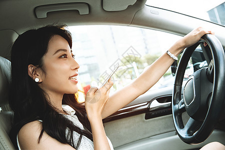 青年女人边开车边语音聊天图片