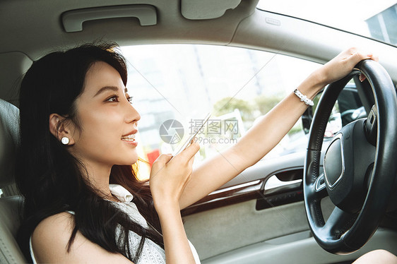 青年女人边开车边语音聊天图片