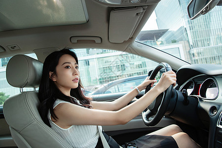 漂亮的青年女人开车图片