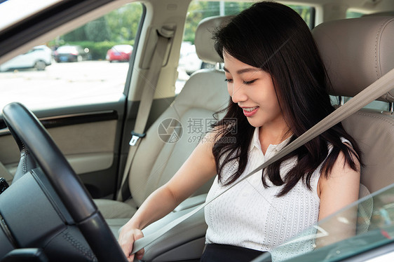 驾车前系安全带的青年女人图片