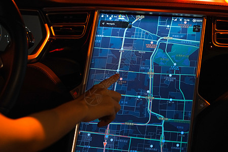 汽车驾驶时设定导航目的地图片