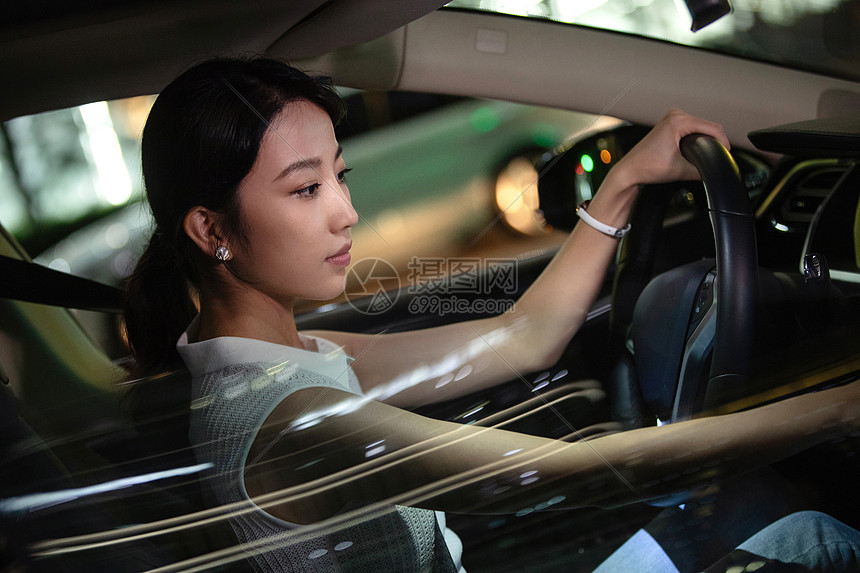漂亮的年轻女人开车图片