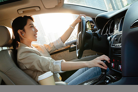 开车的漂亮年轻女子图片素材