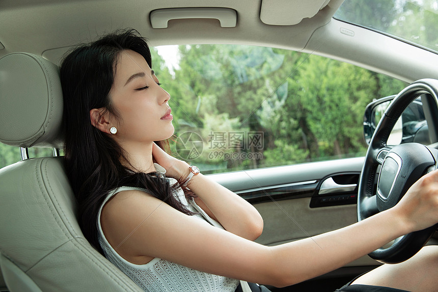 疲倦的青年女人开车图片