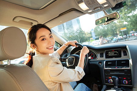 开车的漂亮年轻女人图片