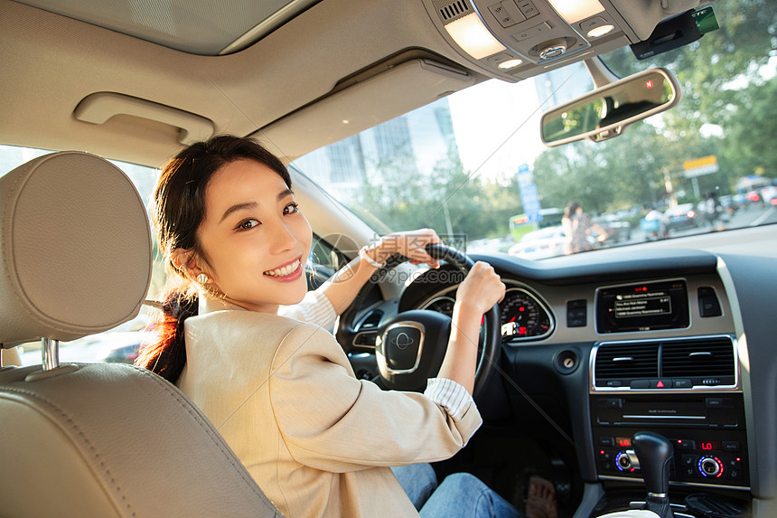 开车的漂亮年轻女人图片