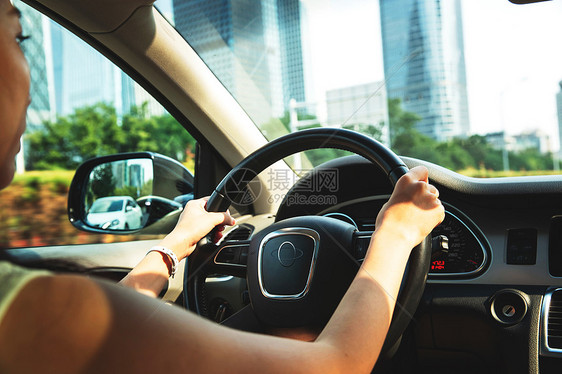 年轻女人驾驶汽车图片