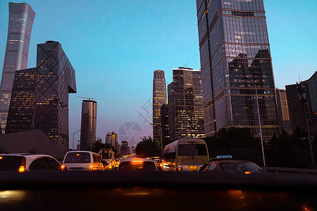 夜晚的北京国贸交通图片