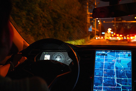 汽车驾驶时屏幕上显示的实时路况图片