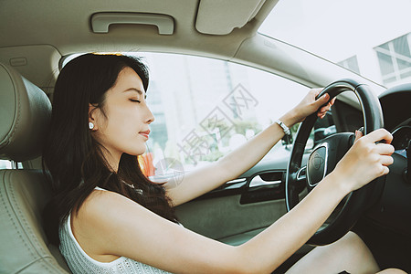 疲倦的青年女人开车图片