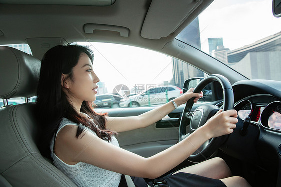 驾车的漂亮青年女人图片