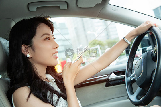 青年女人边开车边语音聊天图片