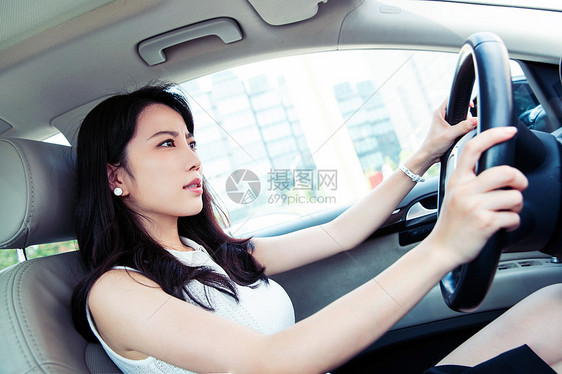 生气的青年女人驾车图片