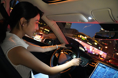 照片  |夜晚驾车的青年女人立即下载照片  |疲倦的青年女人开车立即