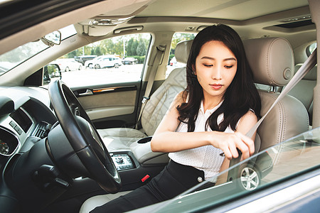 驾车前系安全带的青年女人图片