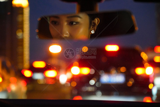 堵车后视镜显示的青年女人图片