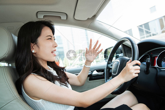 驾车生气的青年女人图片