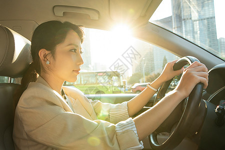 自信的青年女人开车图片