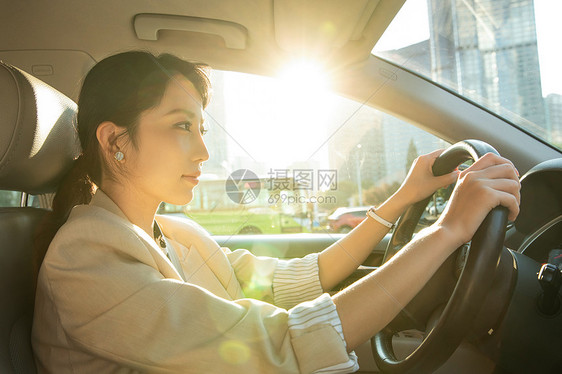 自信的青年女人开车图片