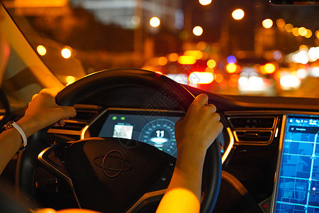 汽车驾驶拥堵路段时手握方向盘图片