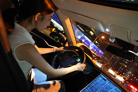 夜晚开车出行的青年女人图片素材