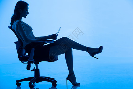 蓝色科技商务女士坐在椅子上使用电脑背景