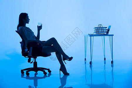 办公室里喝水的商务女士图片