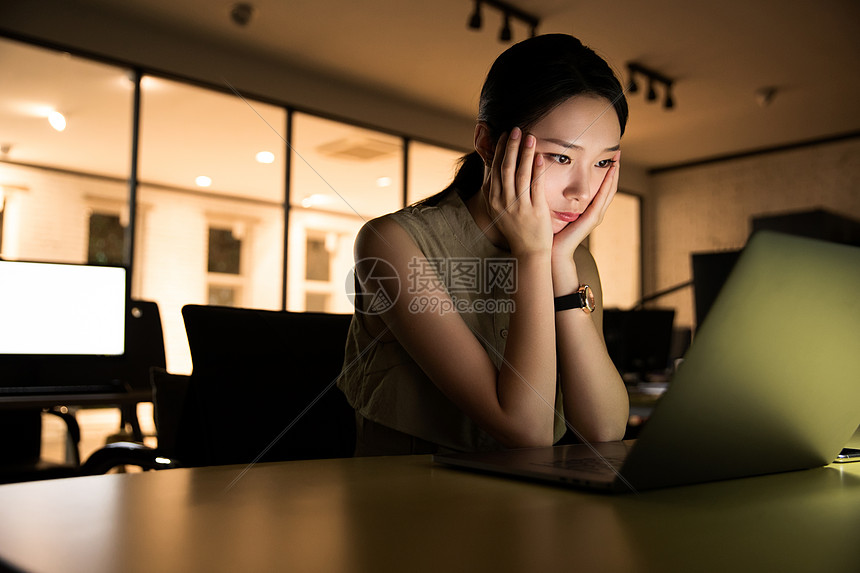 在办公室加班的商务女士高清图片下载-正版图片507610774-摄图网