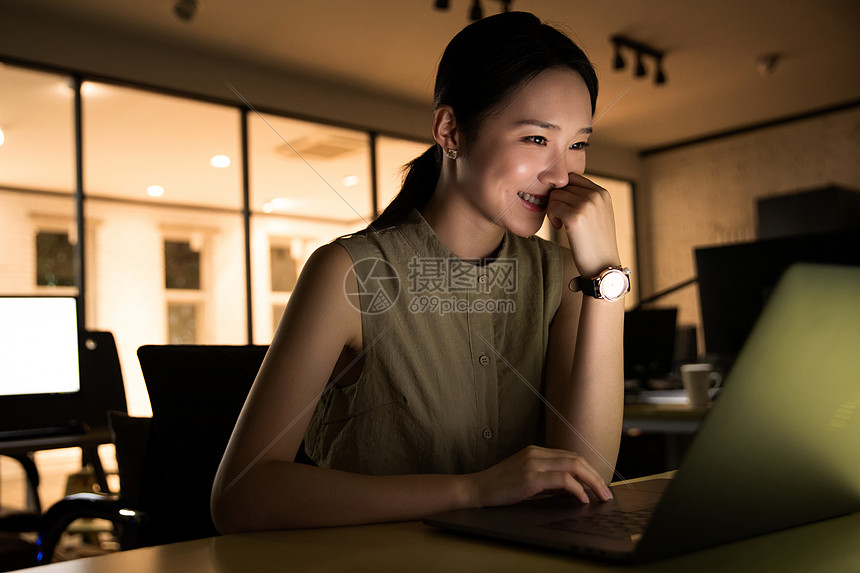 在办公室加班的商务女士高清图片下载-正版图片507610796-摄图网