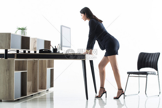 办公室里工作的商务女士图片