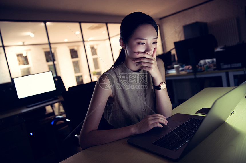 在办公室加班的年轻女士高清图片下载-正版图片507610910-摄图网