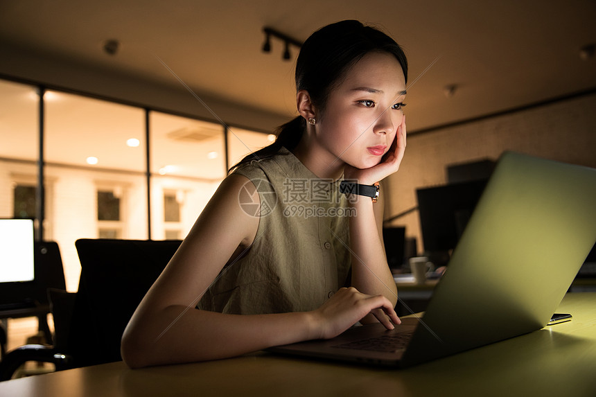 在办公室加班的年轻女士高清图片下载-正版图片507611069-摄图网