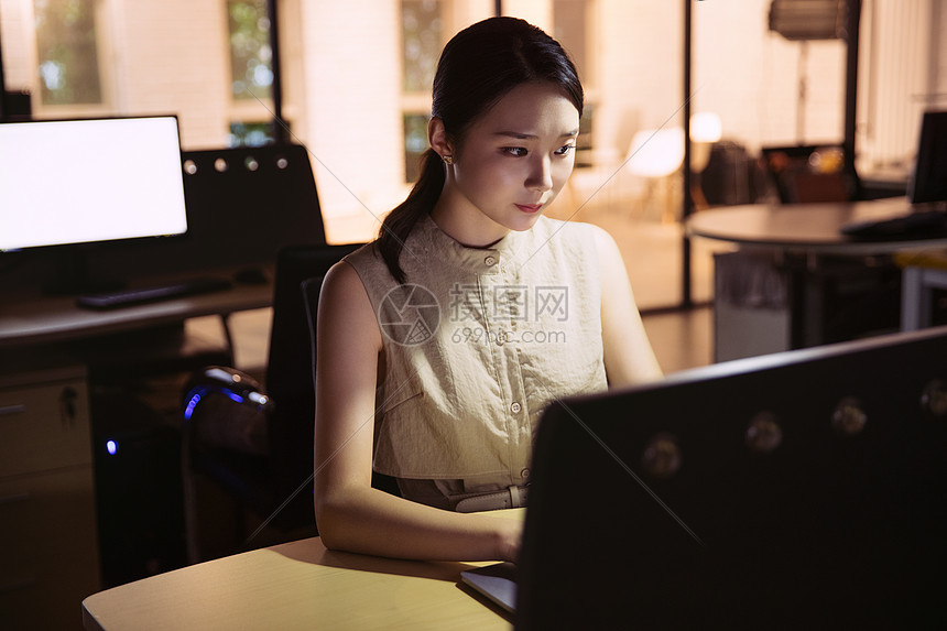 在办公室加班的年轻女士高清图片下载-正版图片507611097-摄图网