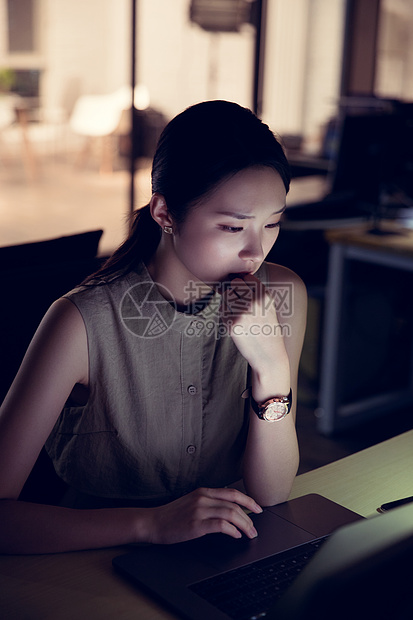 在办公室加班的年轻女士高清图片下载-正版图片507611109-摄图网