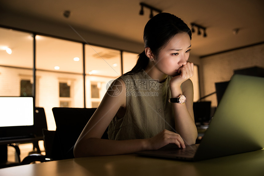 在办公室加班的年轻女士高清图片下载-正版图片507611148-摄图网