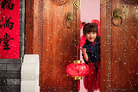 新年活动可爱的小女孩手提红灯笼庆祝新年背景